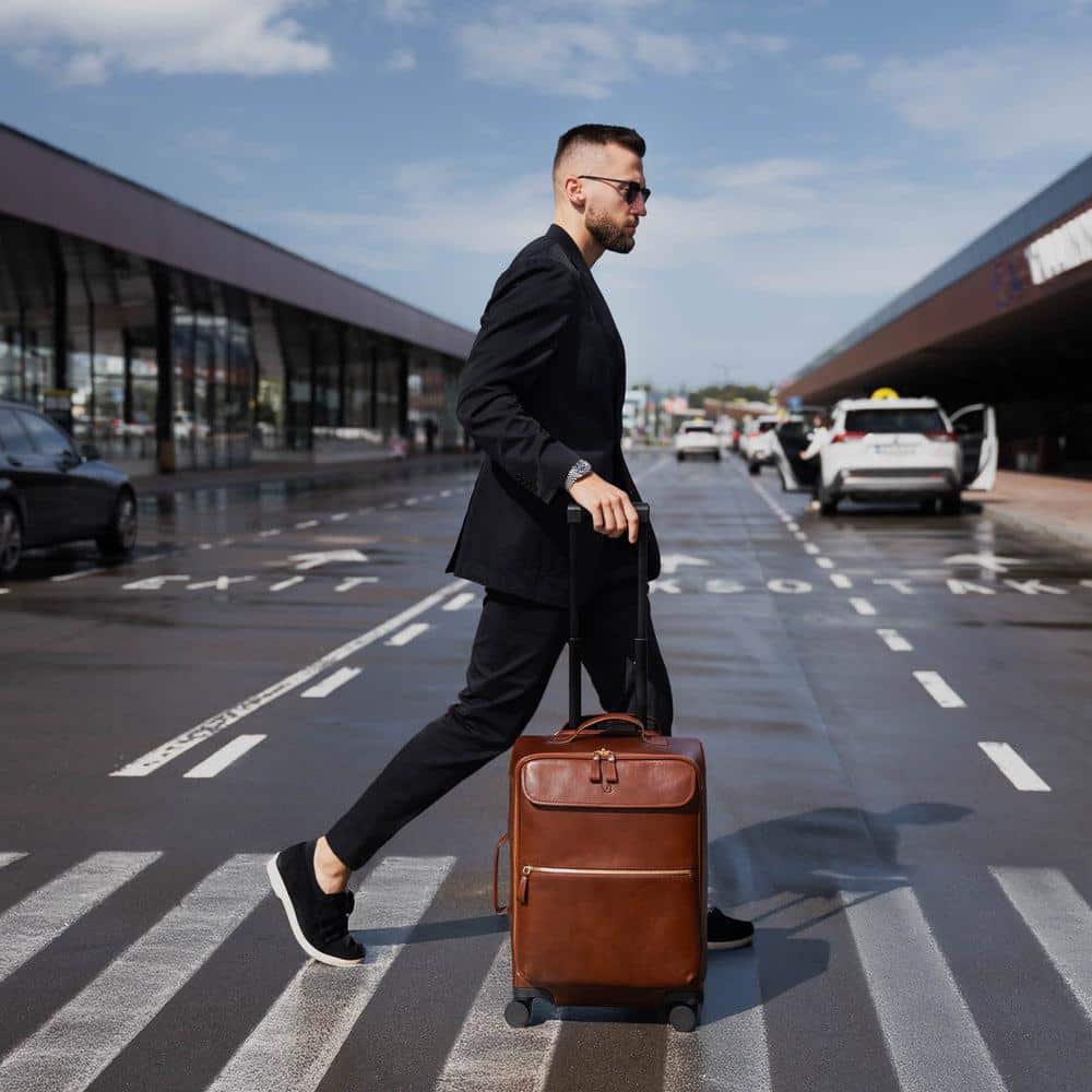 Il bagaglio a mano di lusso con ruote