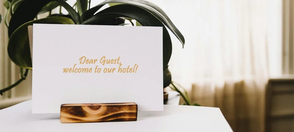 lettera di benvenuto in una stanza d'albergo